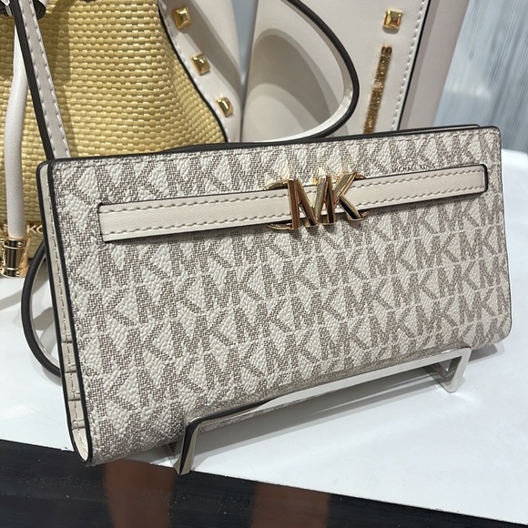 MICHAEL KORS
Reed Large Snap Signature Wallet
Style: 35S3G6RE3B
Lt Cream Multi - Picture 15 of 16